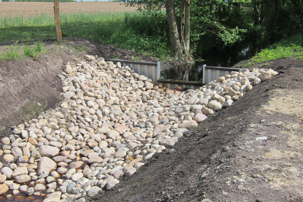 Gehwasserbefestigung mit Steinen