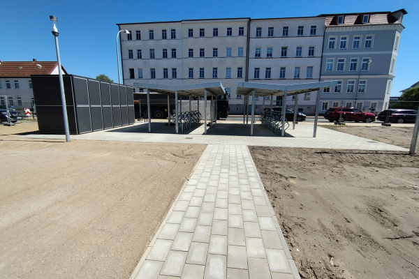 Neu angelegter Weg und Untergrund für Fahrradparkhaus
