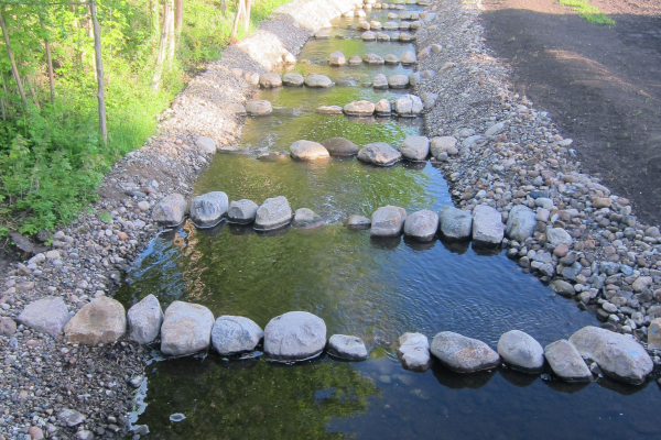 Angelegte Drainage mit Steinen und Kiesbett