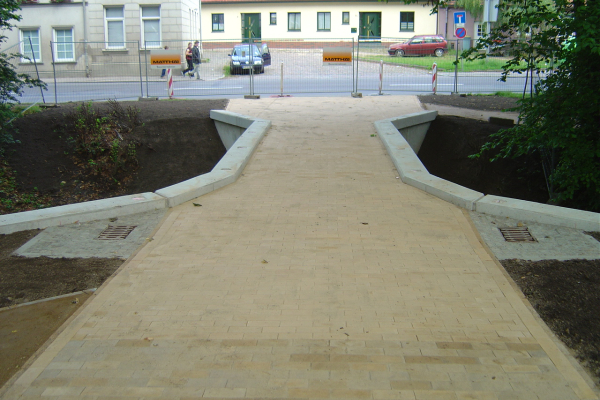 Gepflasterter Fußgängerweg in der Stadt angelegt