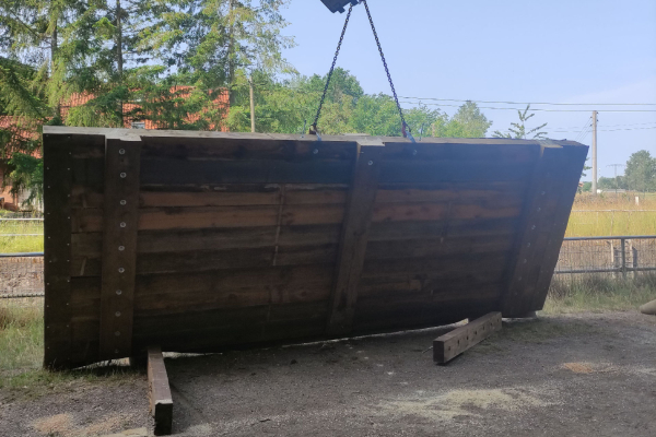 Bagger der eine Wehr anhebt