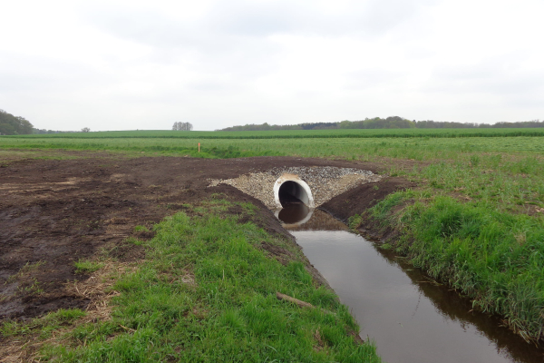 Wasserdurchlass auf einem Acker