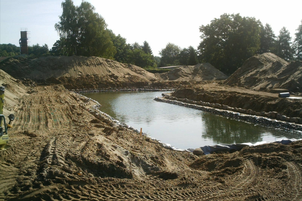 Wasserauffangbecken neu angelegt mit Steinrand