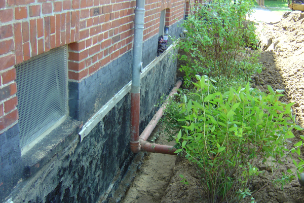 Erschliessung - Hauswand unten freigelegt