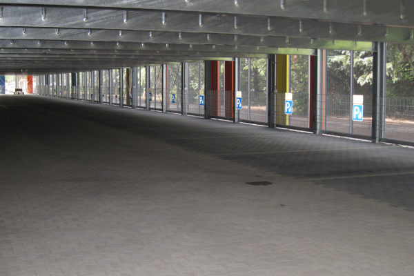 Neu angelegter gepflasterter Parkhausuntergrund