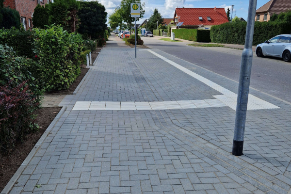 Neu gepflasterter Gehweg in einem Wohngebiet
