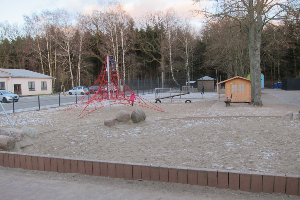 Neu gebauter Spielplatz mit sandigem Untergrund