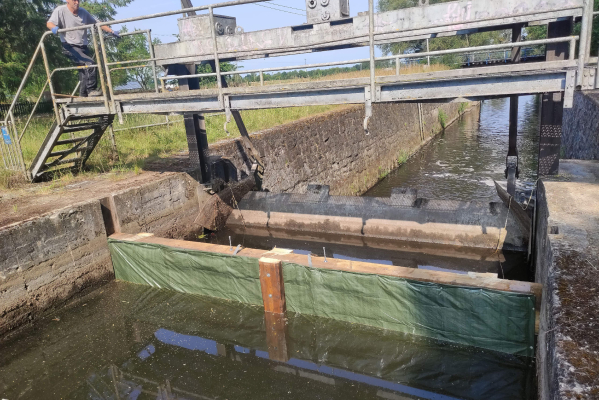 Wasserkanal wo ein Wehr angelegt wurde