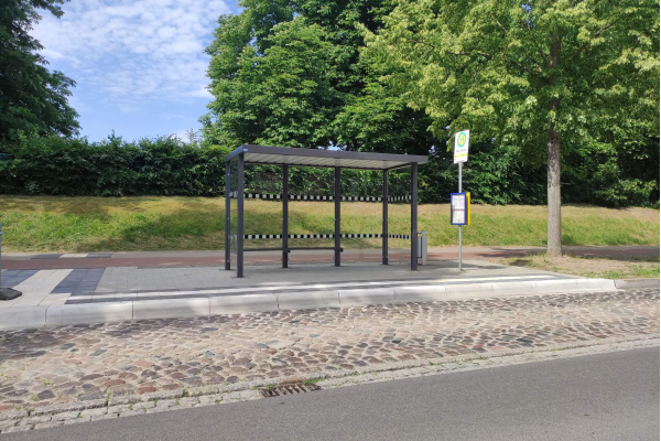 Gepflasterter Gehweg vor einer Bushaltestelle - Neue Bushaltestelle