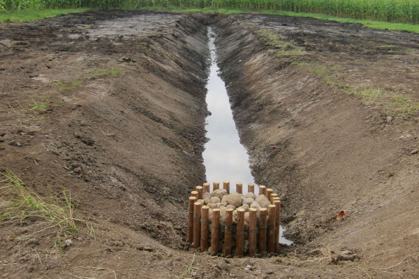 Eine Drainage auf einem Feld