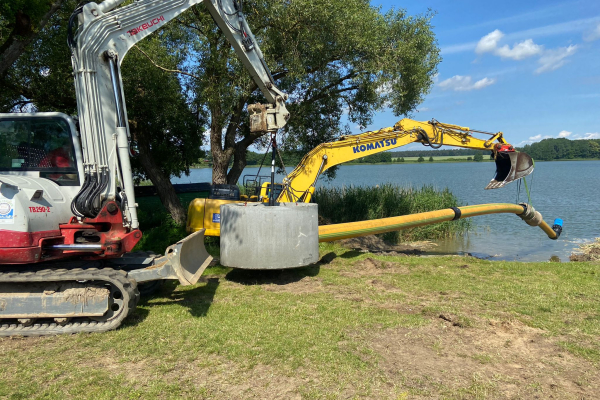 Zwei Bagger die ab Seeufer abrieten verrichten