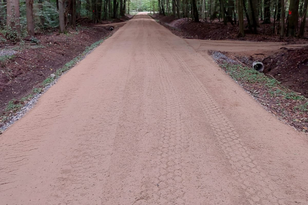 Angelegte Waldstraße im Bauprozess