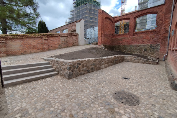 Neu angelegter historischer Platz - mit alten runden Pflastersteinen