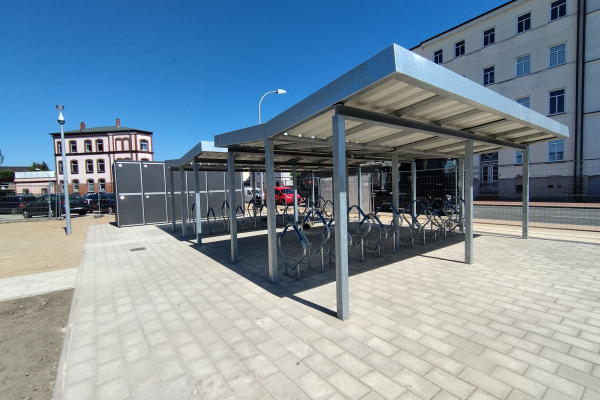 Neu angelegter Weg und Untergrund für Fahrradparkhaus