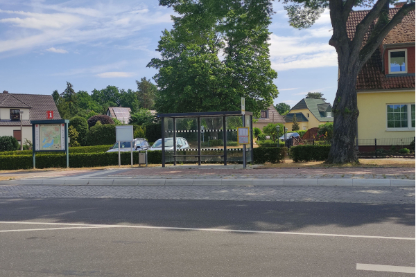 Gepflasterter Gehweg vor einer Bushaltestelle