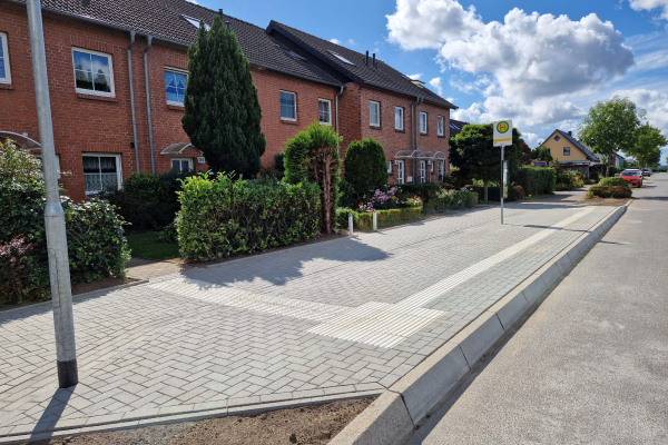 Neu gepflasterter Gehweg in einem Wohngebiet