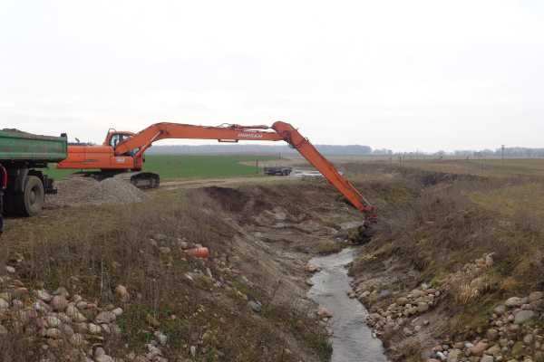 Grabenausbau - Bagger in Aktion