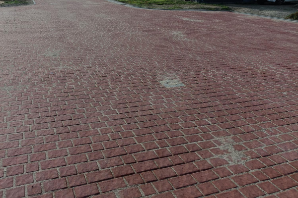 Versickerungsgrube seitlich einer Lagerhalle