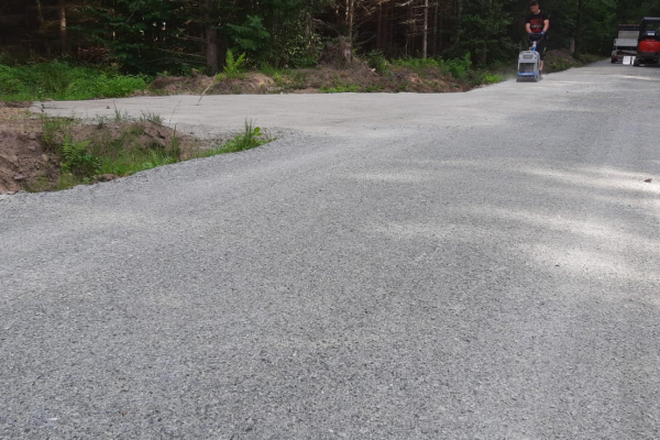 Angelegte Waldstraße mit finalem Untergrund der fest gerüttelt wird